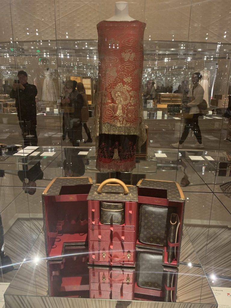 Louis Vuitton: VOLEZ, VOGUEZ, VOYAGEZ Exhibition Entrance Shanghai on Vimeo